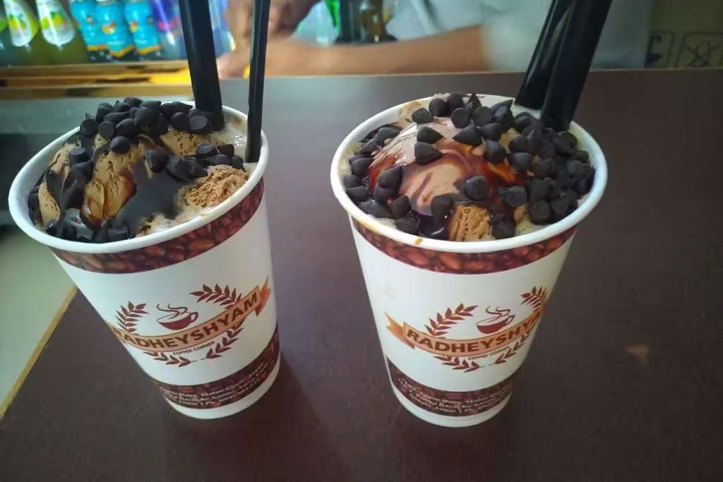 estatua círculo café